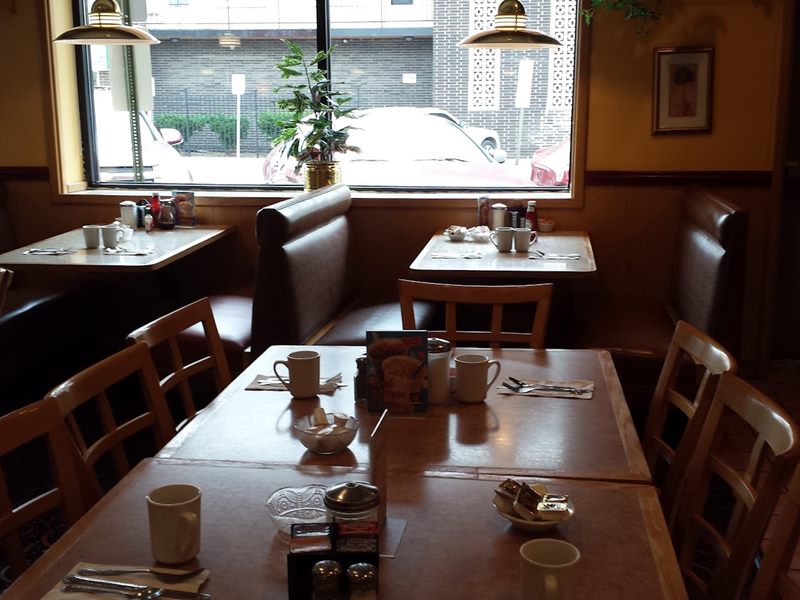 Alexanders Restaurant & Pancake House interior